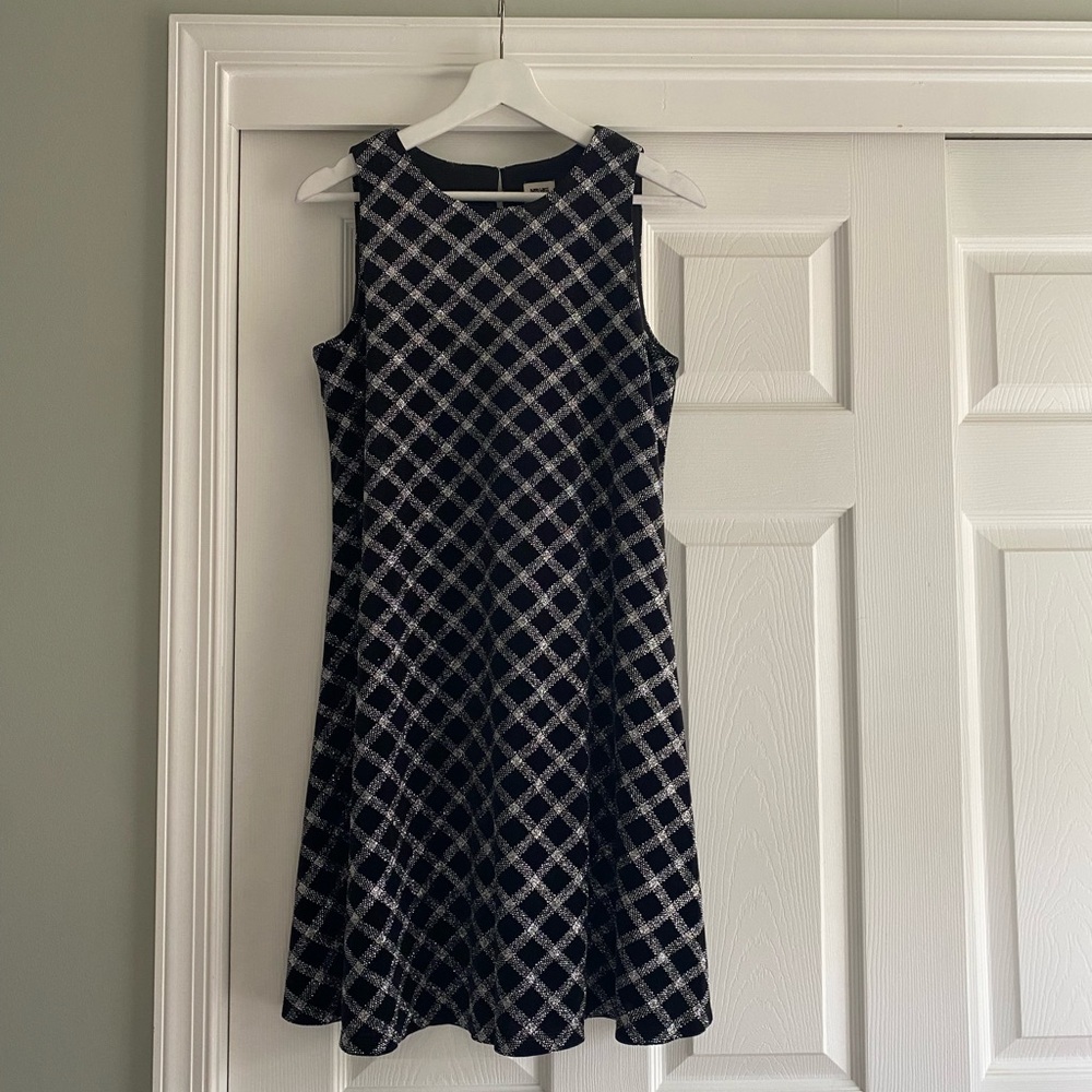Anne Klein Dress Size 4
Silver is metallic glittery
New Without Tags Never Worn